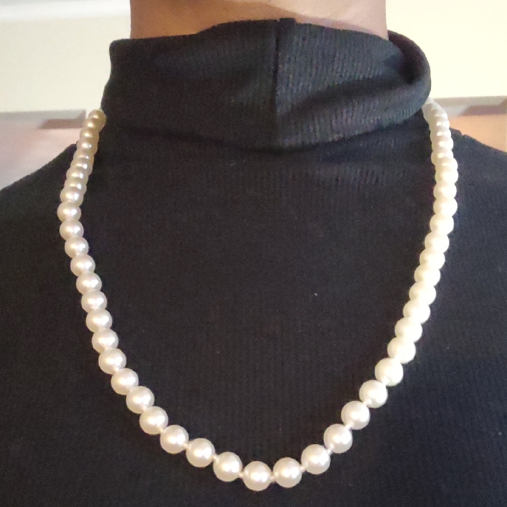 Elegant Faux Pearl Necklace